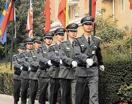 在小區(qū)門口發(fā)生搶劫事件時(shí)，物業(yè)保安是否負(fù)有相關(guān)責(zé)任