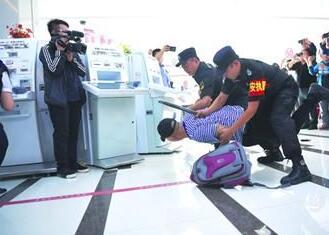 銀行內(nèi)遇搶劫咋應(yīng)對(duì)？襄陽(yáng)戎安保安公司演練給答案